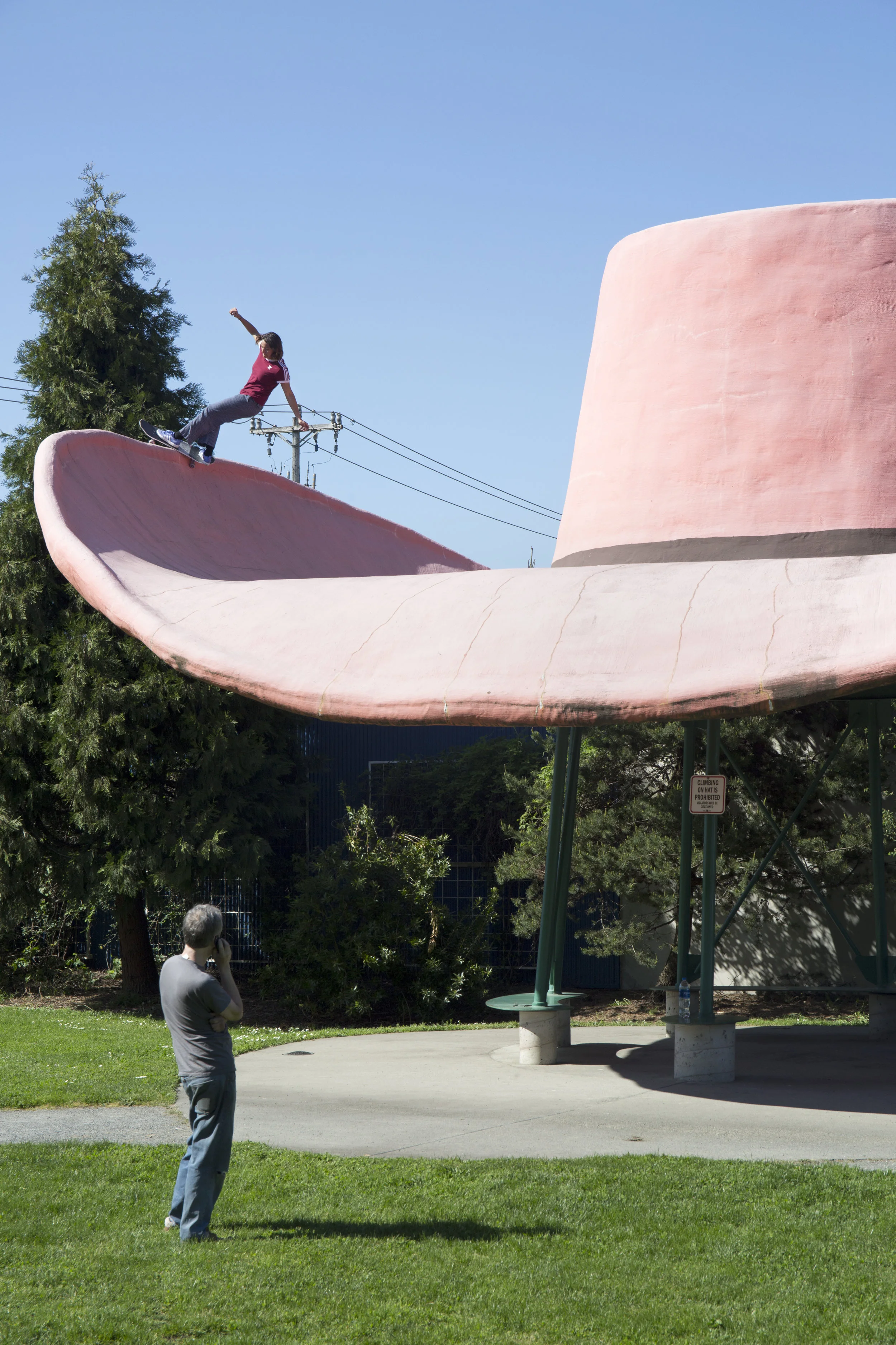 Rats, large hats and flowers | Nora Vasconcellos, Nicole Hause